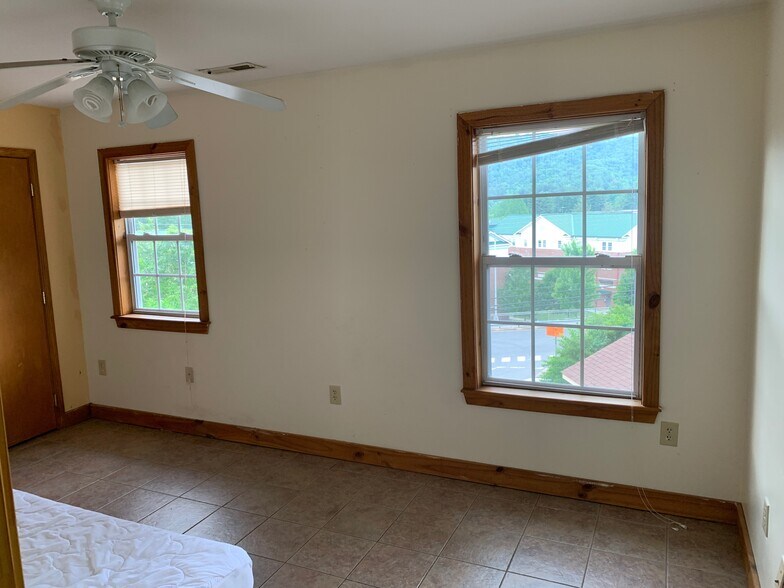 Building Photo - 119 Forest Hls