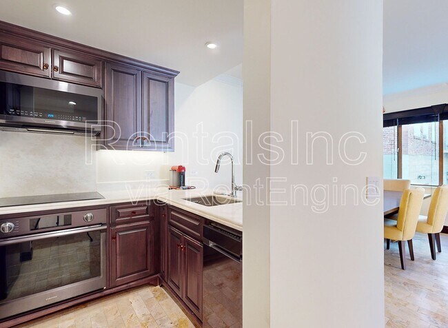 Building Photo - 570 Bush St