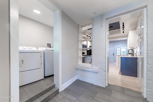 Building Photo - 323 2nd St