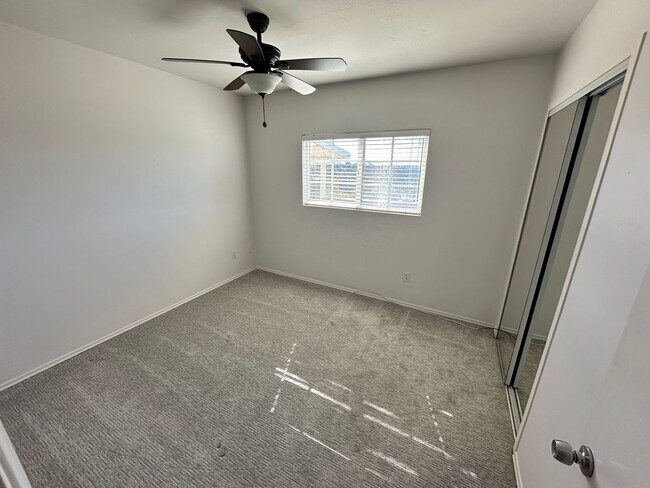 Building Photo - Large 3BD/2BA w/ Private Backyard!