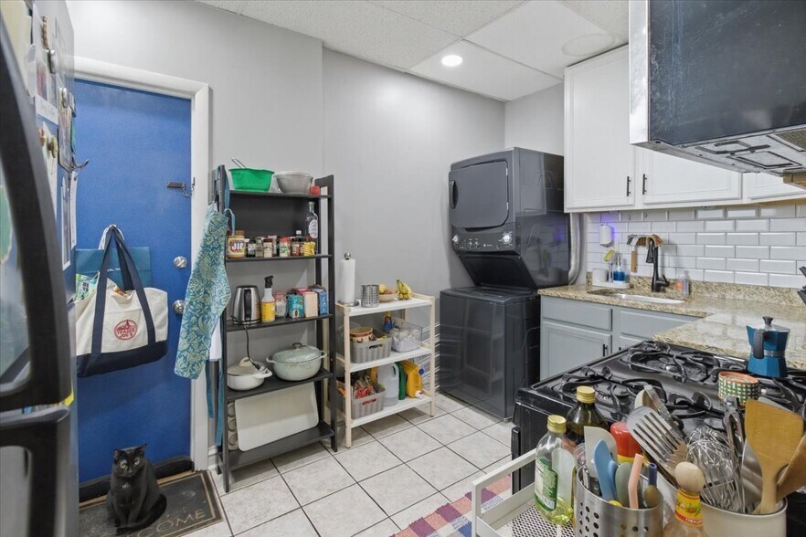 Building Photo - 3147 W Wellington Ave