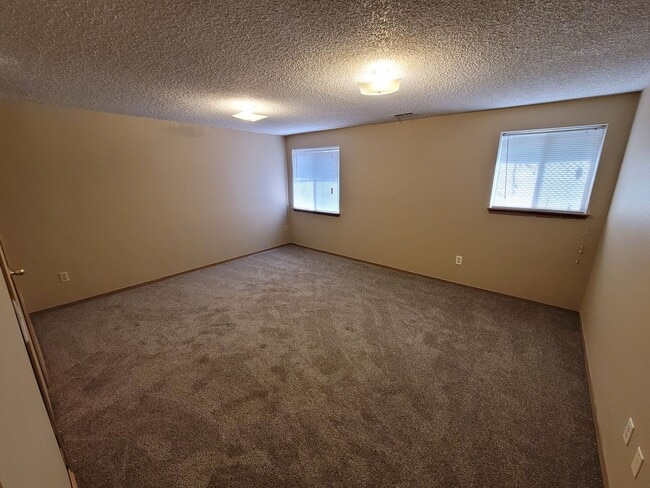 Building Photo - Great Townhome in a Gated Community