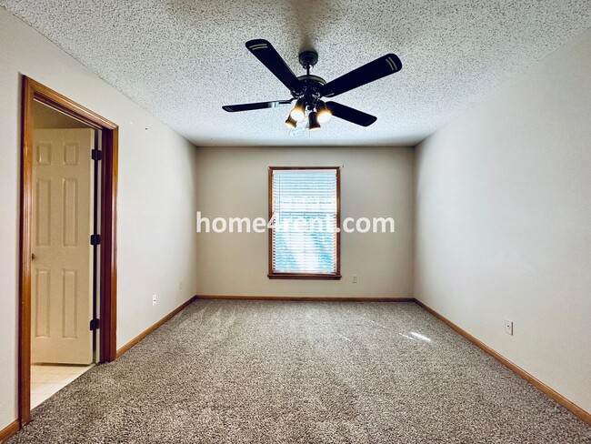 Building Photo - Beautiful, Spacious Home w/ Open Floor Pla...