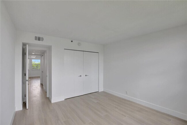 Building Photo - 4015 W Palm Aire Dr