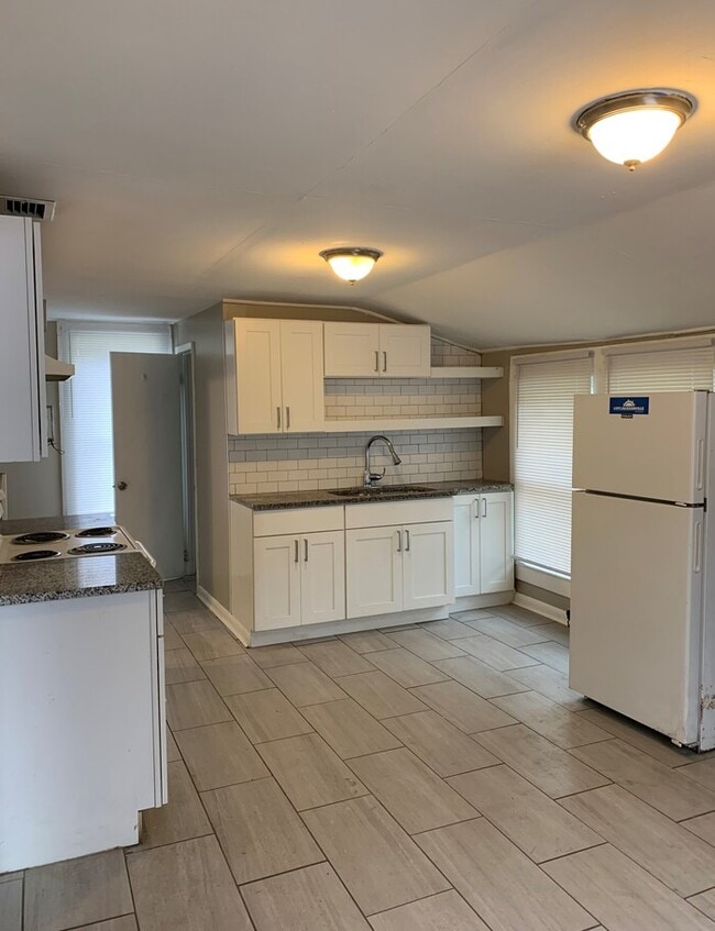 Building Photo - Spacious 4 Bedroom, 2 Bath Two-Story Home