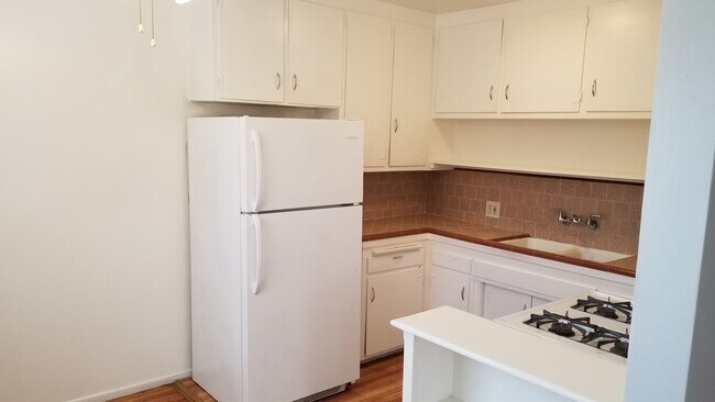 Building Photo - 7114 Haskell Ave