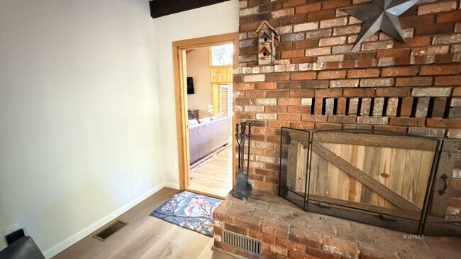 Building Photo - Large Home with Views