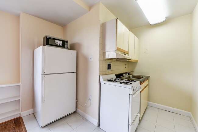Building Photo - Spacious & Bright Junior One Bedroom at Ri...