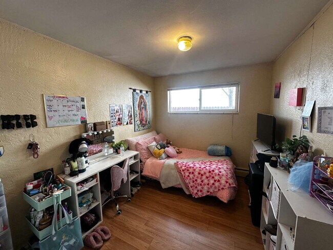 Building Photo - "Charming 4-Bed, 2-Bath Home in Denver's Vibrant Neighborhood!"