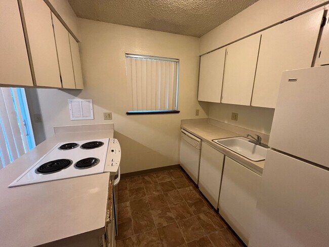 Building Photo - LOVELY DUPLEX HOME IN BEAUTIFUL SANDY, OR!!