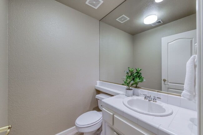 Building Photo - Impressive 4 Bedroom 2.5 Bath home with Po...