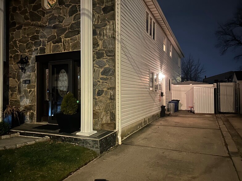 Side Entrance - 144 Bridgetown St