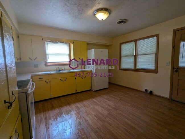 Building Photo - Cozy 2 Bedroom House!