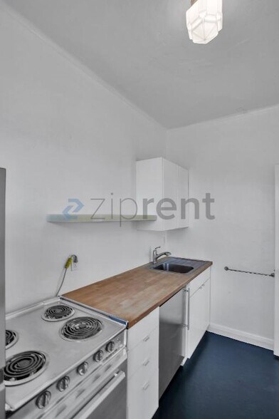 Building Photo - Unit 915