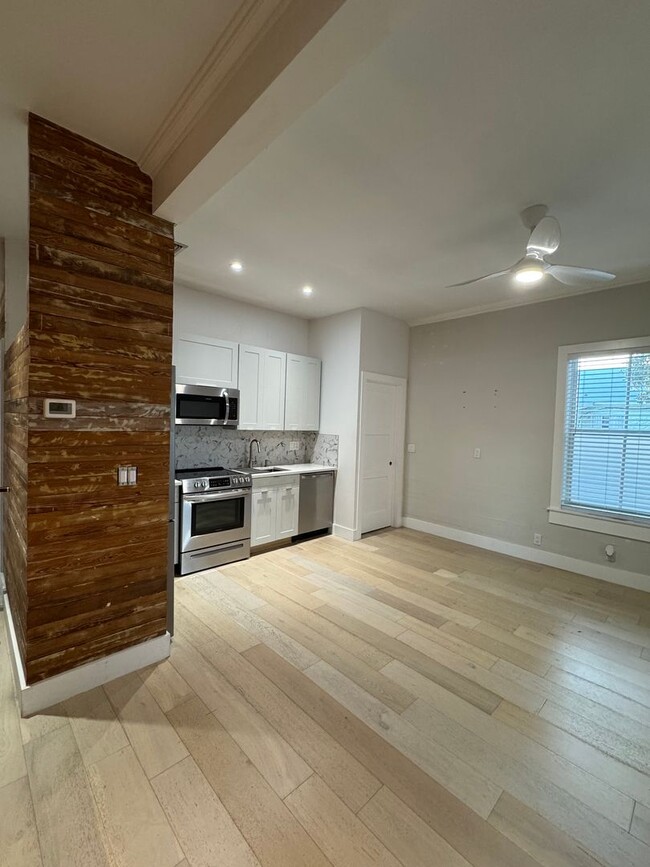 Building Photo - Stunning 2 bedroom 1 bath duplex  in Mid T...