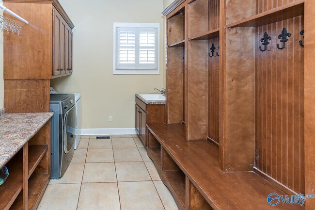 Building Photo - 305 Walden Glen Ct