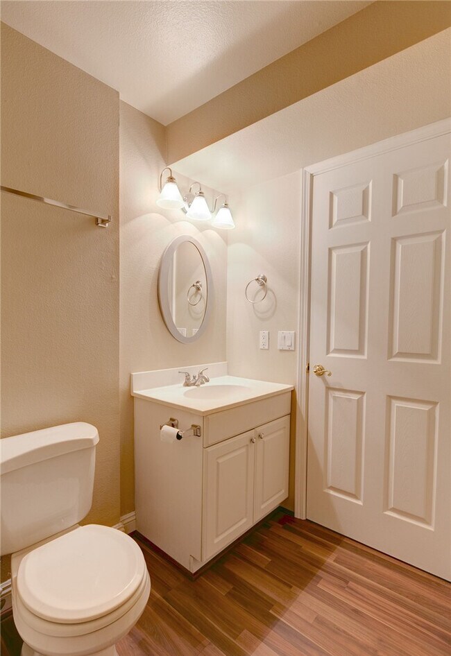 Building Photo - REMODELED, TOP FLOOR KIRKLAND 2 BED CONDO ...