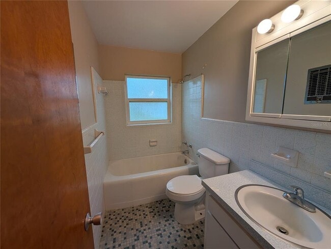 Building Photo - 208 Oakwood Dr