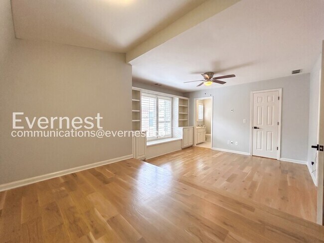 Building Photo - 5 Bed/3.5 Bath Home with Garage /Available Now!
