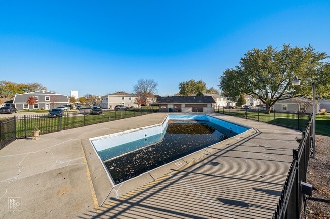 Building Photo - Beautiful End Unit Townhome with Garage!