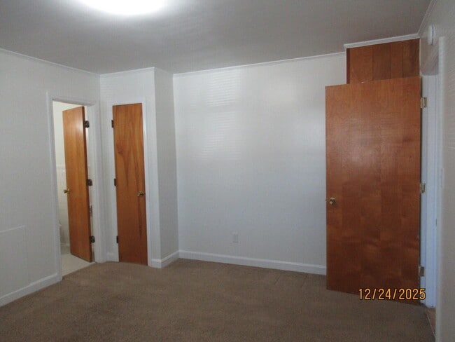 Building Photo - 326 W Hampton Ave