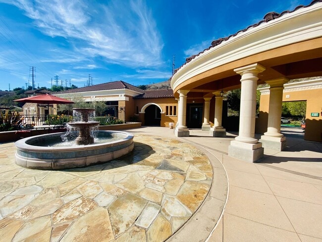 Building Photo - Beautiful  Escala Townhome  in Resort Styl...