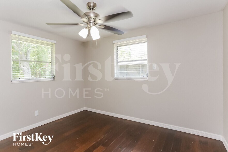 Building Photo - 447 W Clermont Dr