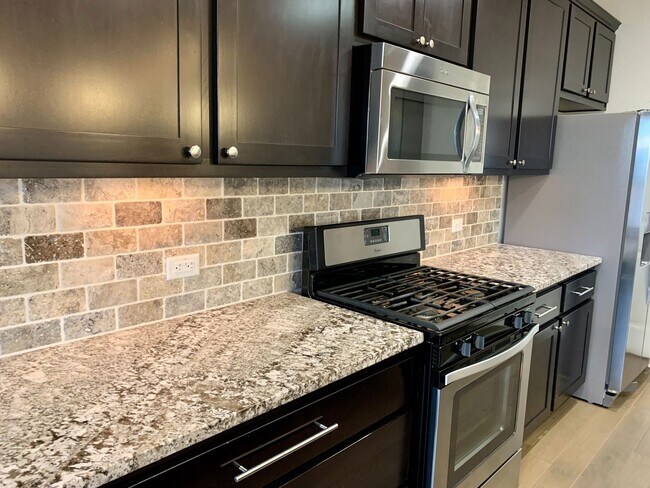 Building Photo - Beautiful 4 bedroom, 2.5 bathroom home in ...