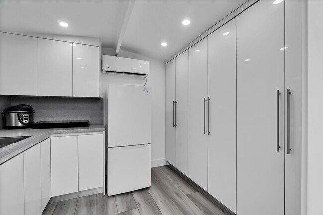 Building Photo - 980 W 43rd Pl