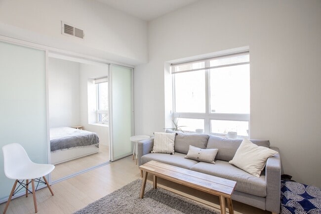 Building Photo - 2 Bed/2 Bath  Modern Condo in the Heart of Adams Morgan