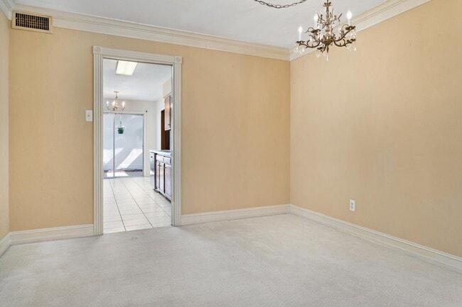 Building Photo - 5960 Townhouse Ln