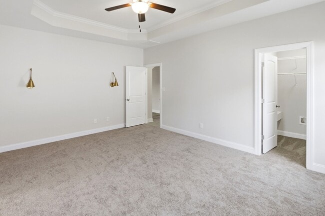 Building Photo - Spacious Living in Stateside – Comfort, Style & Convenience!