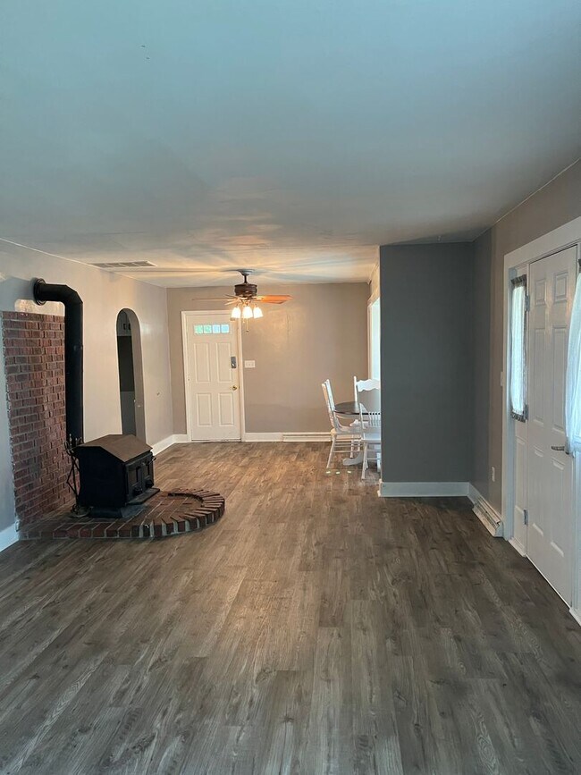 Building Photo - 612 S 8th St