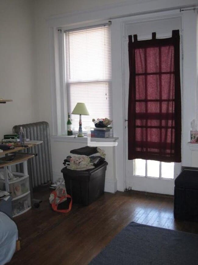 Building Photo - Apartment with a porch?