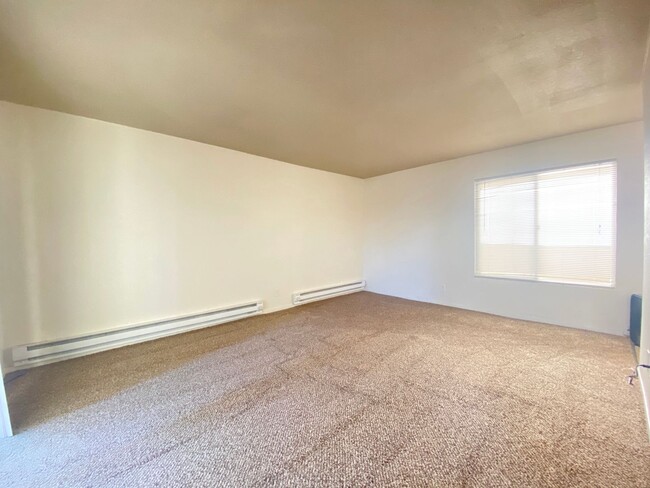 Building Photo - 1 bedroom, 1 bathroom upstairs unit
