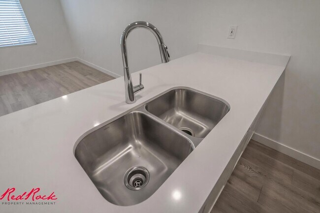 Building Photo - Dog Friendly! 3 Bedroom 2 Bathroom Townhome in Long Valley.