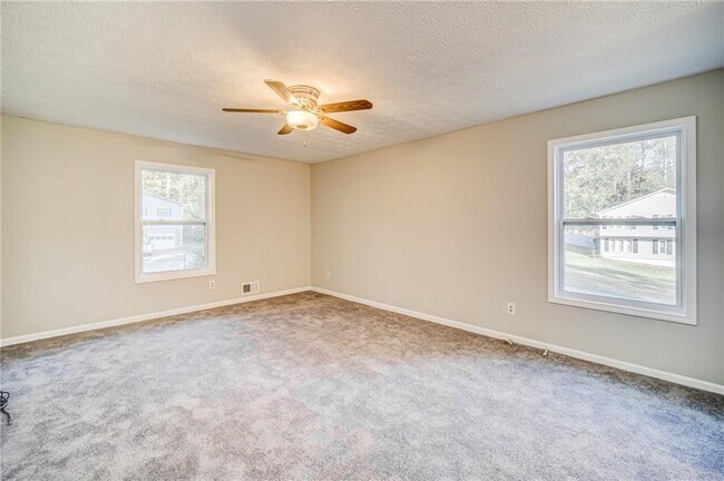 Building Photo - 4060 Oak Ferry Dr NE