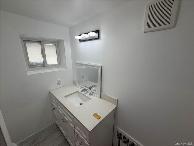 Building Photo - 95-05 165th Ave