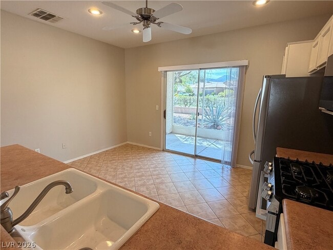 Building Photo - 2523 Romanza Rd