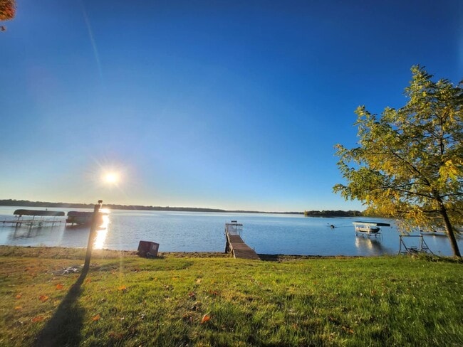 Building Photo - Rare green lake lake home for long term re...