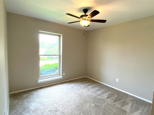 Building Photo - 2704 Winding Creek Dr