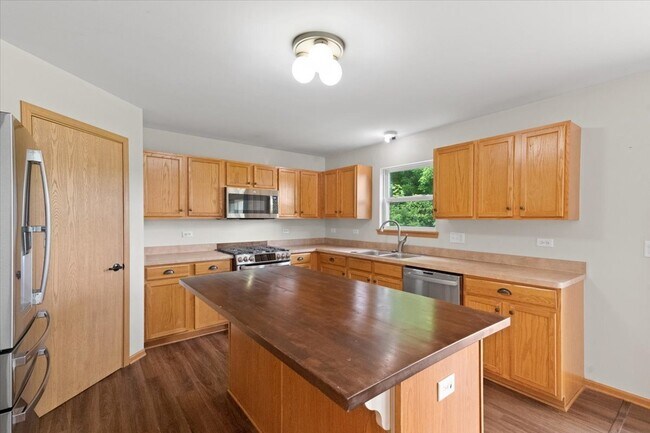 Building Photo - 966 Forest View Way