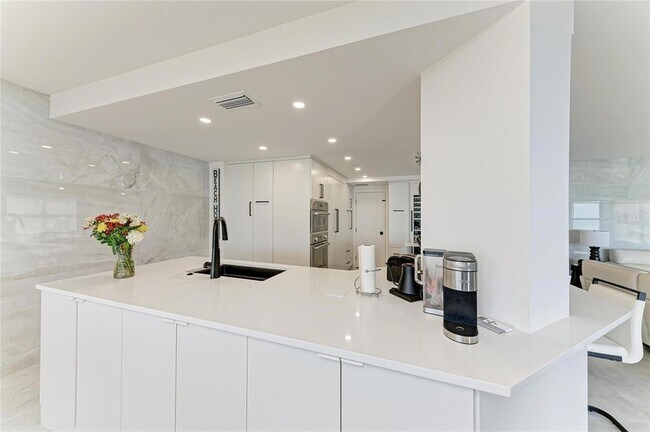 Building Photo - 603 Longboat Club Rd