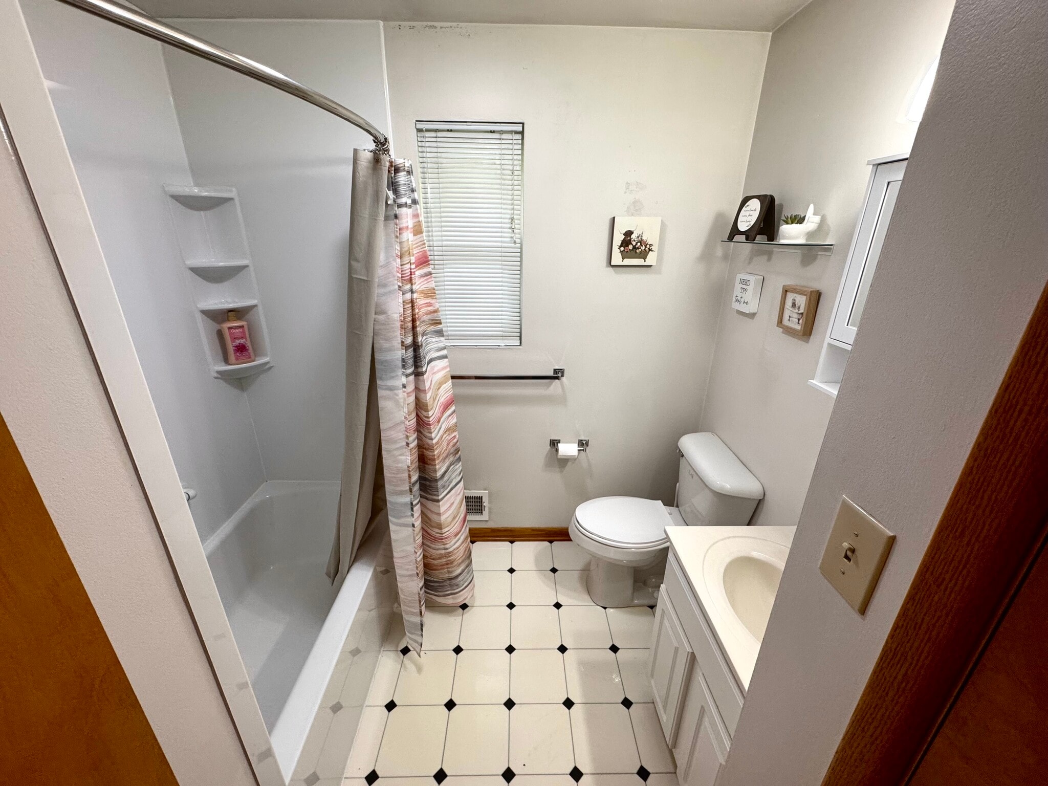 Full bathroom - 33 Millbrook Rd