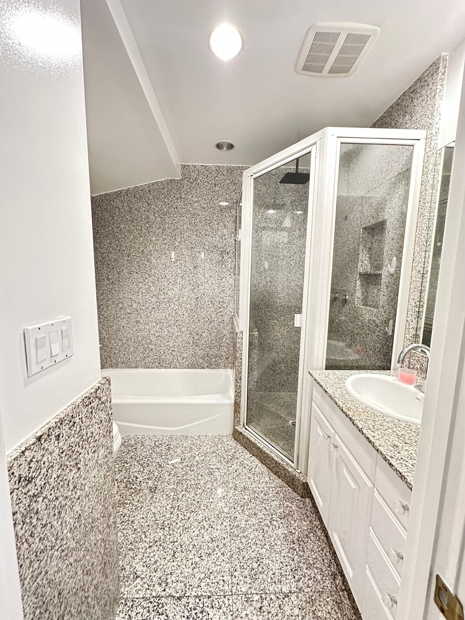 Building Photo - 7231 Vanalden Ave