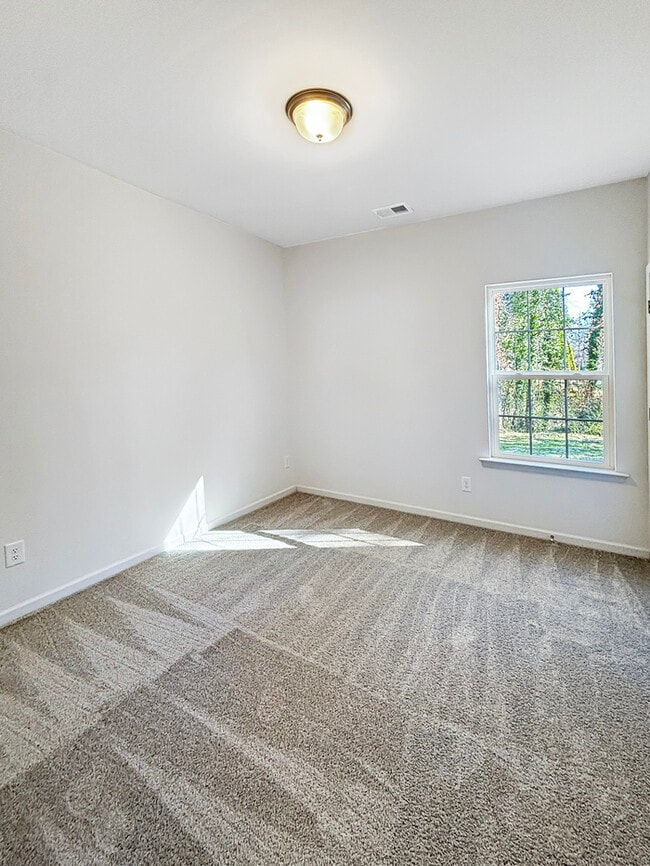 Building Photo - 3 Bed, 2 Bath Home with Garage / Pet-Friendly / Vouchers Accepted / Coming Soon!