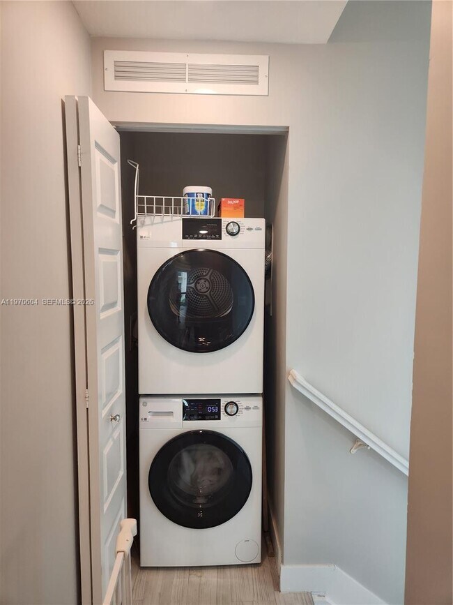 Building Photo - 4745 NW 84th Ct