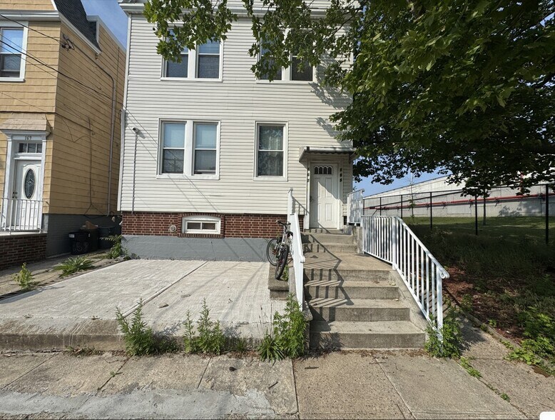 165 W 5th St 3 - 169 W 5th St