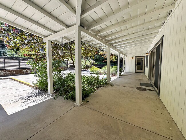 Building Photo - Gorgeous Single Level Home with Pool in Alamo Available Now!