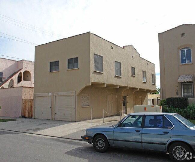 Building Photo - 7714-7722 Rosewood Ave